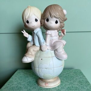 Precious Moments 2011 Collectors Club Peace, Love, and Unity CC119001 Figurine